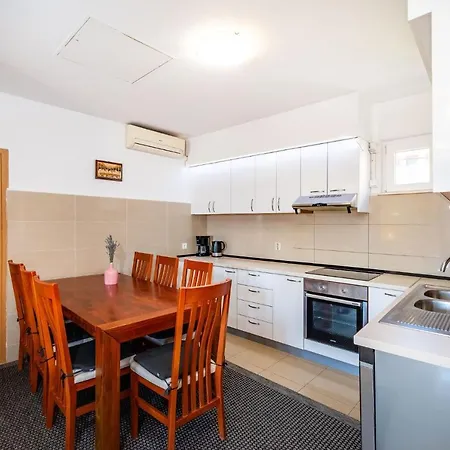Family-friendly With Swimming Pool Sveti Filip I Jakov, Biograd - 20861 Apartament Sveti Filip i Jakov