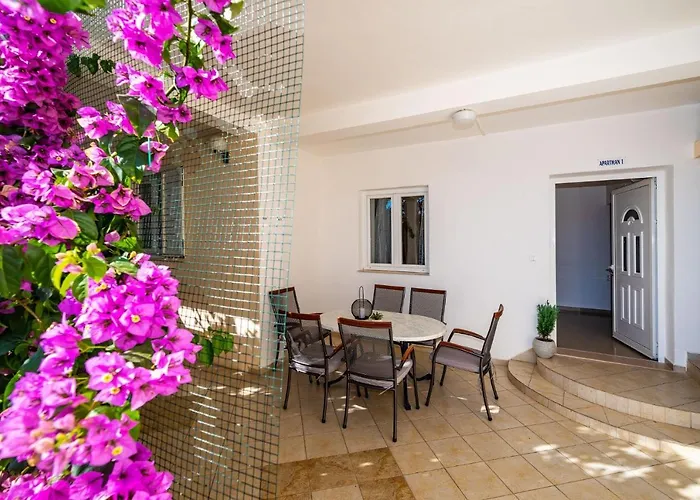 Апартаменты Family-friendly With Swimming Pool Sveti Filip I Jakov, Biograd - 20861 Свети-Филип-и-Яков